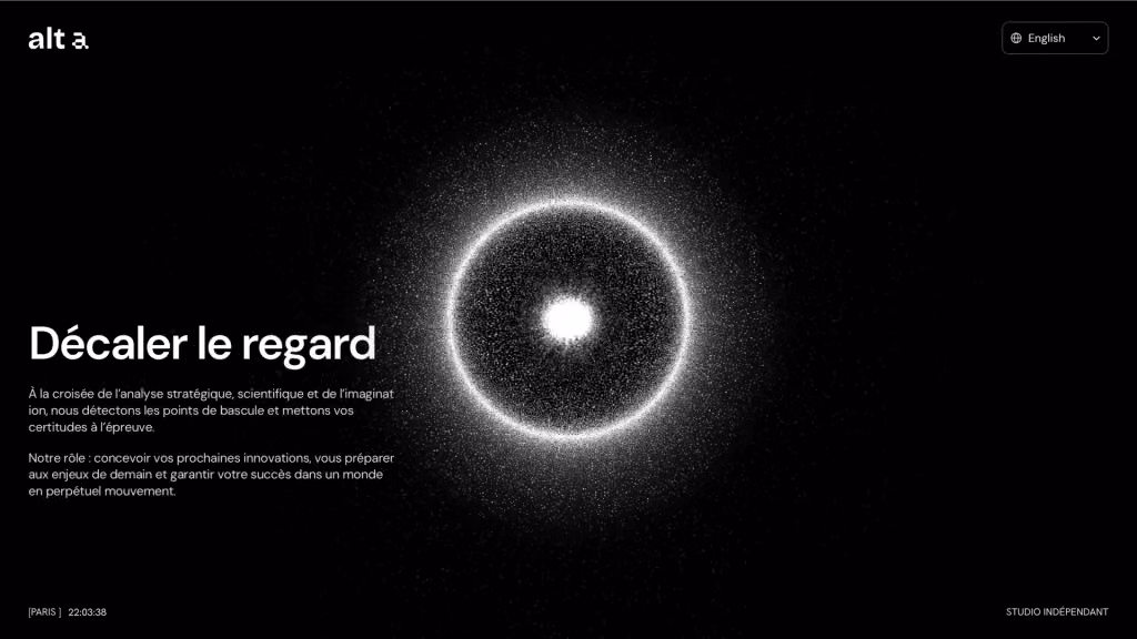 Alt-a homepage: the headline “Décaler le regard” and a short introduction beside a glowing particle ring on black